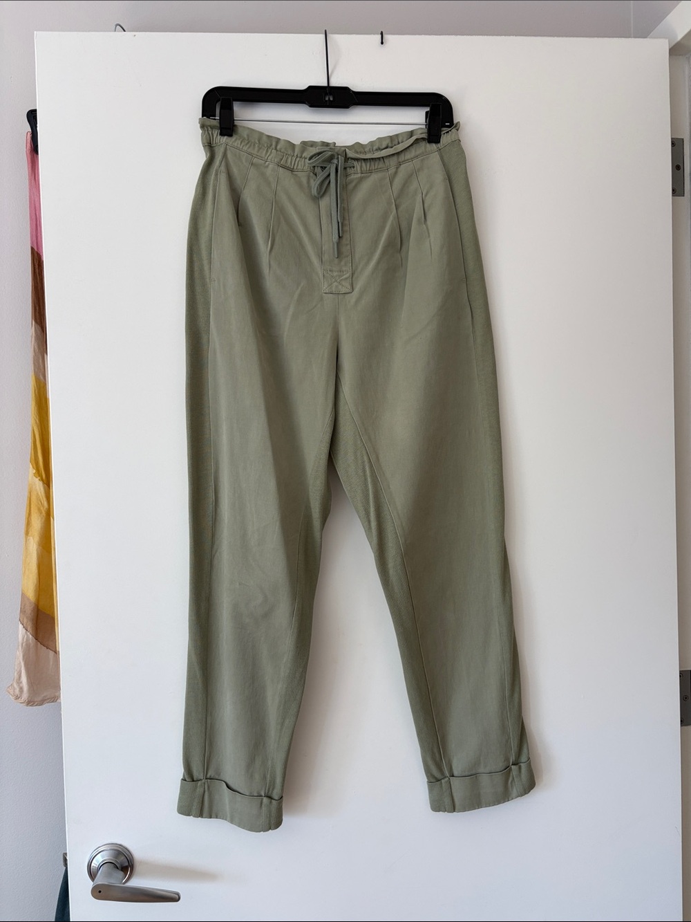 Alice + Olivia Olive Drawstring Cropped Trousers
